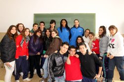 AGNE ABROMAITE y SONIA REIS con los alumnos del  colegio LA FONTAINE