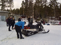 Paseo por el mar congelado con moto de nieve